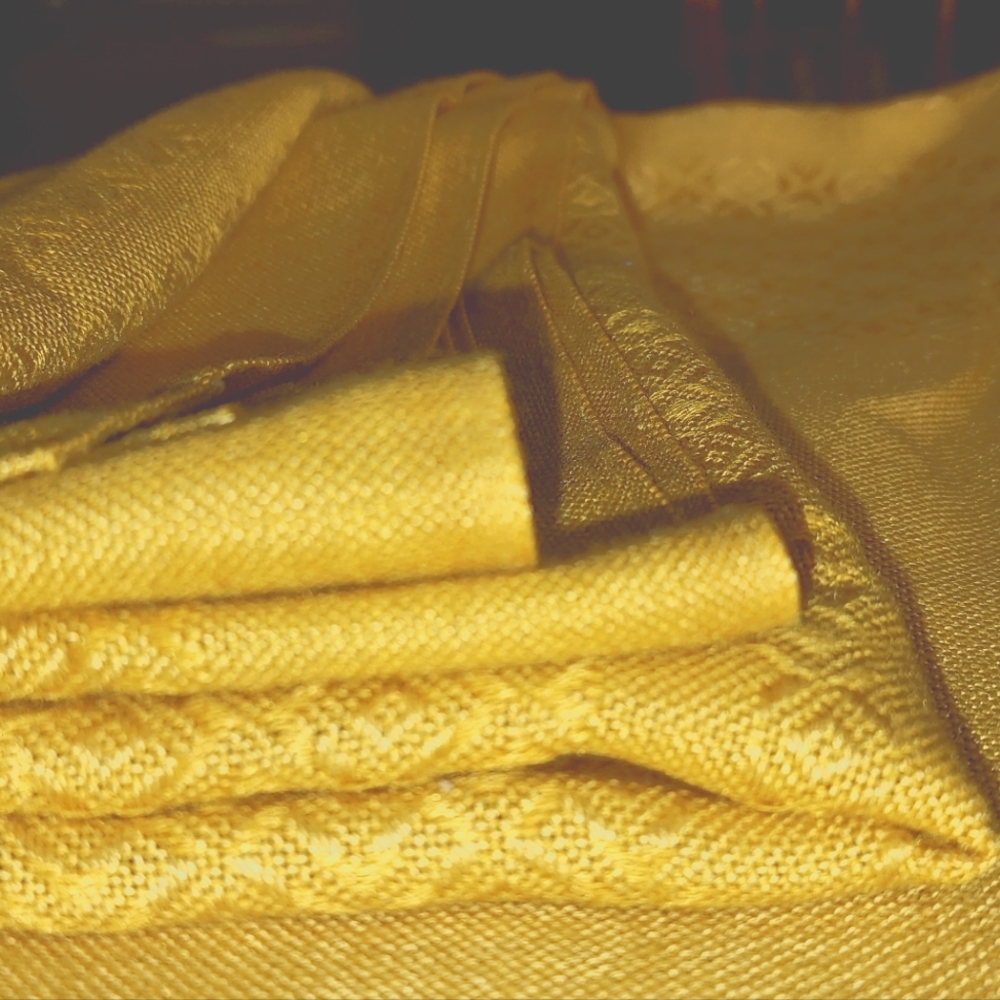 Luxury Table Linen Golden tablecloth 78x60 hand sewn - Picture 3 of 14